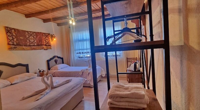 标准三人间, Muskara Cave