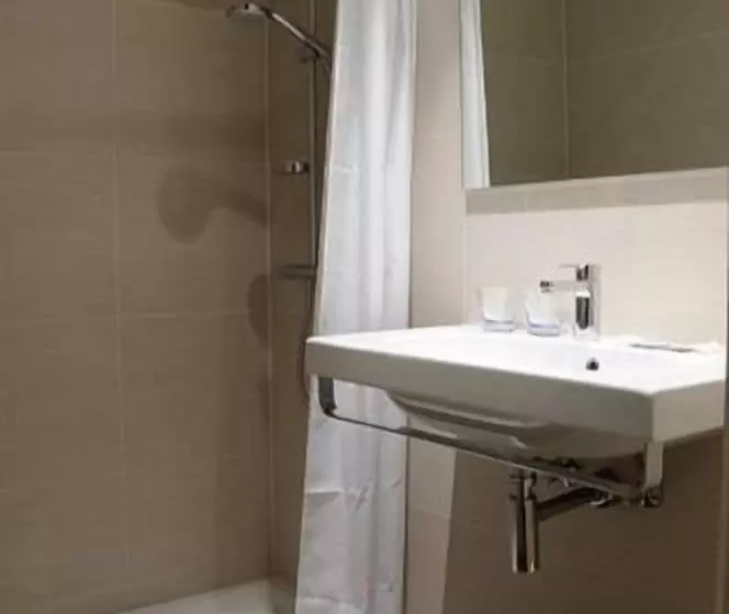 Standard Triple Room, Sabot D'or