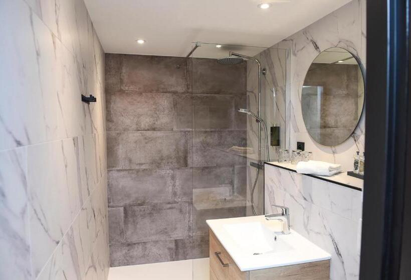 带露台的标准房间, The Originals Boutique La Villa Ouest & Spa