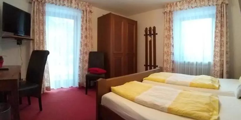 اتاق راحتی, Tourist Hotel Boehm