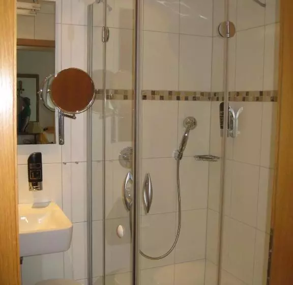 اتاق راحتی, Tourist Hotel Boehm