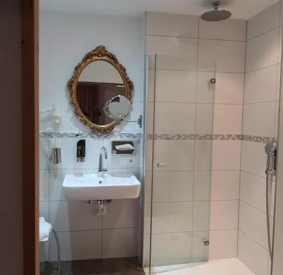 استودیو استاندارد با چشم‌انداز, Tourist Hotel Boehm
