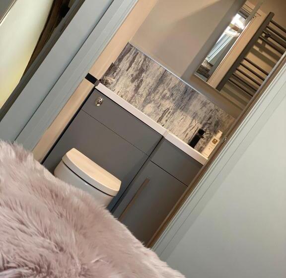 Номер Deluxe, The Hive At Poppi Red