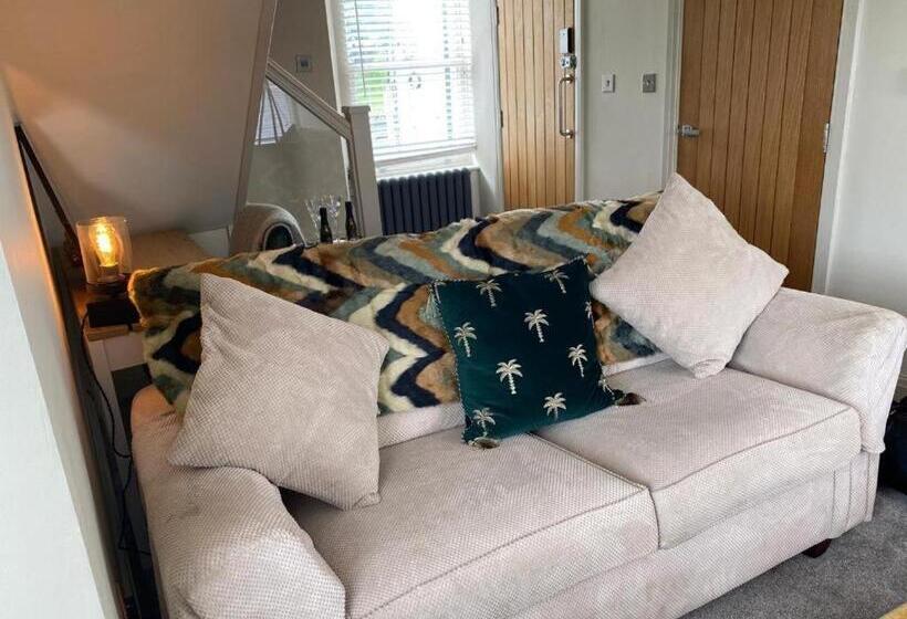 Люкс Повышенной Комфортности, The Hive At Poppi Red