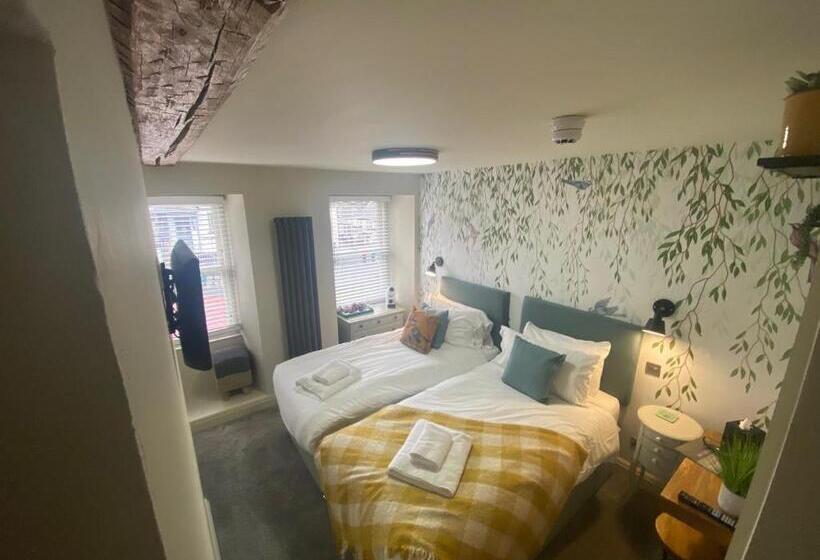 Номер Стандарт, The Hive At Poppi Red