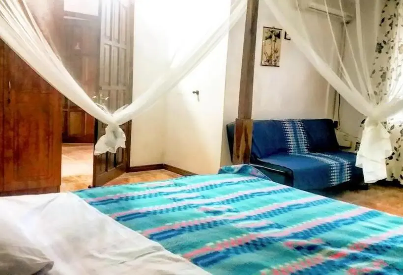 اتاق سه‌نفرۀ استاندارد با سرویس بهداشتی بیرون از اتاق, Surf House