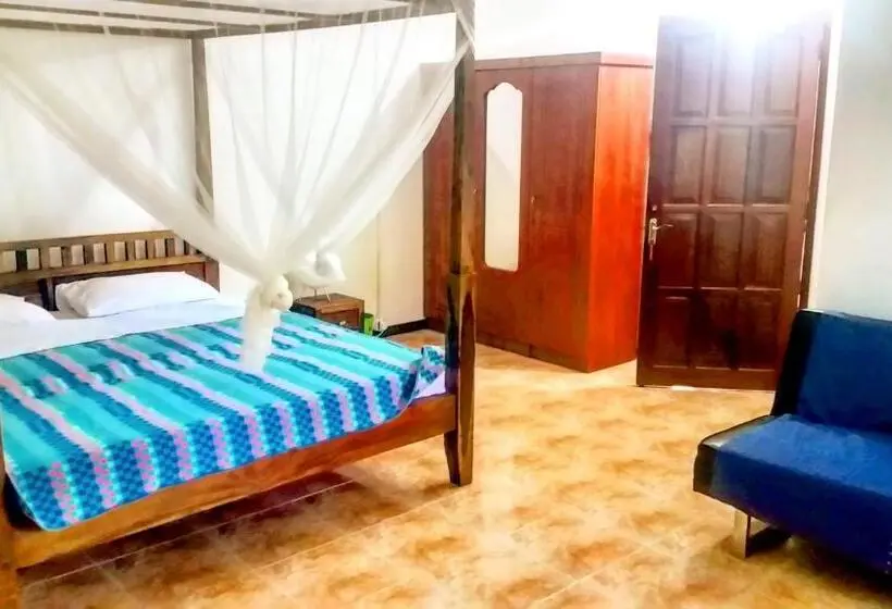 اتاق سه‌نفرۀ استاندارد با سرویس بهداشتی بیرون از اتاق, Surf House