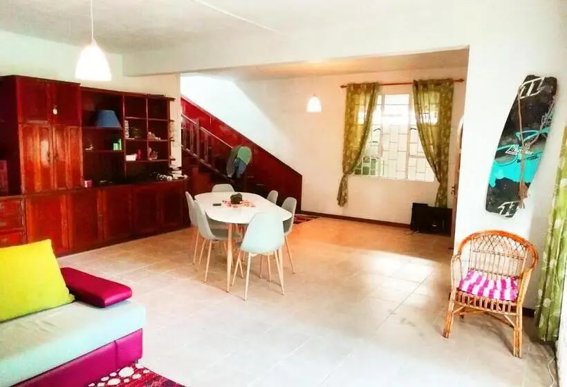 اتاق سه‌نفرۀ استاندارد با سرویس بهداشتی بیرون از اتاق, Surf House