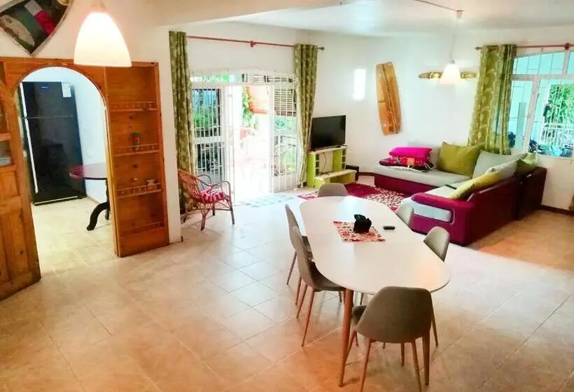 اتاق سه‌نفرۀ استاندارد با سرویس بهداشتی بیرون از اتاق, Surf House