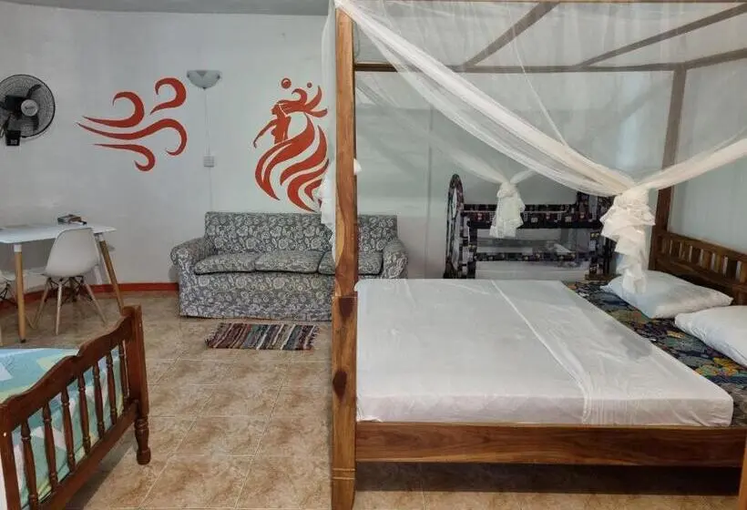 اتاق سه‌نفرۀ استاندارد با سرویس بهداشتی بیرون از اتاق, Surf House