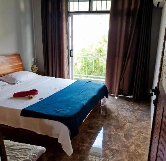 اتاق استاندارد با چشم‌انداز کوهستان, Surf House
