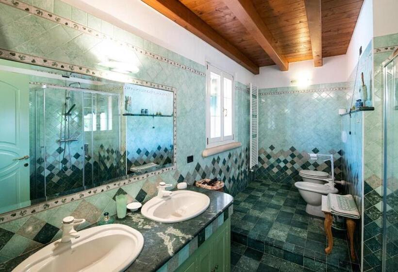 バスルーム共有のトリプルスタンダード, Villa Mari