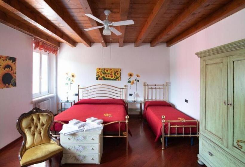 اتاق استاندارد سه تخته با سرویس بهداشتی مشترک, Villa Mari