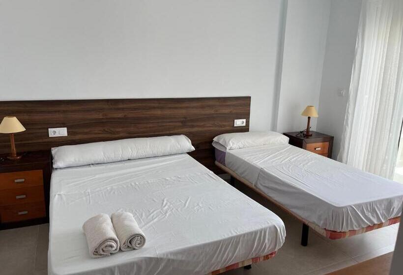 اتاق ساده سه نفره, Living One Bed And Breakfast