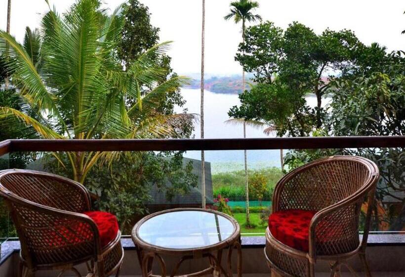 Standard Trippelrum, Room In Guest Room   Lakerose Wayanad Resort   Superior Lake View