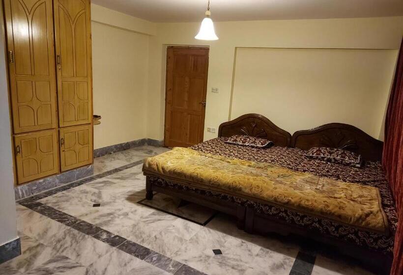 اتاق استاندارد با تخت بزرگ, Shahrukh Heights