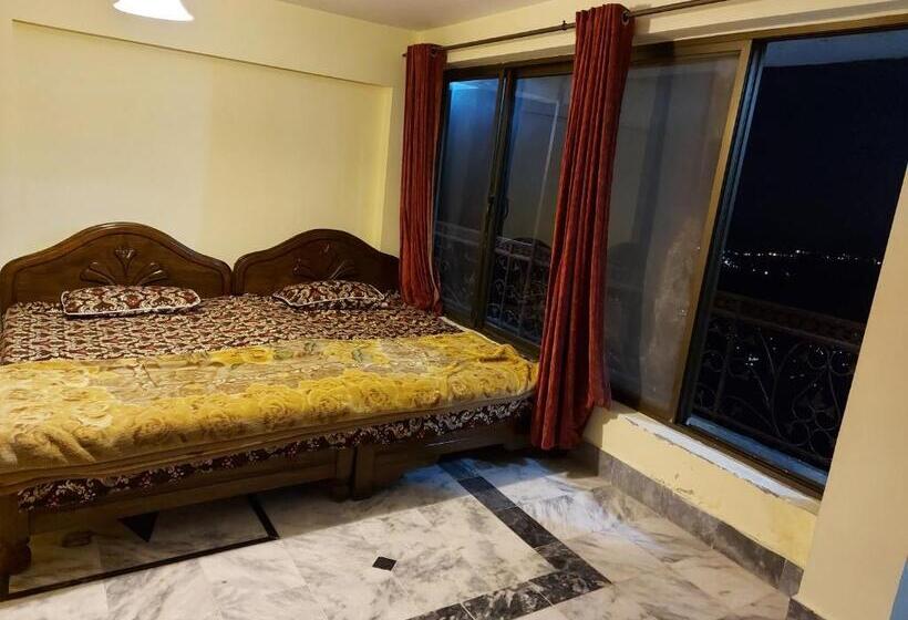 اتاق استاندارد با تخت بزرگ, Shahrukh Heights