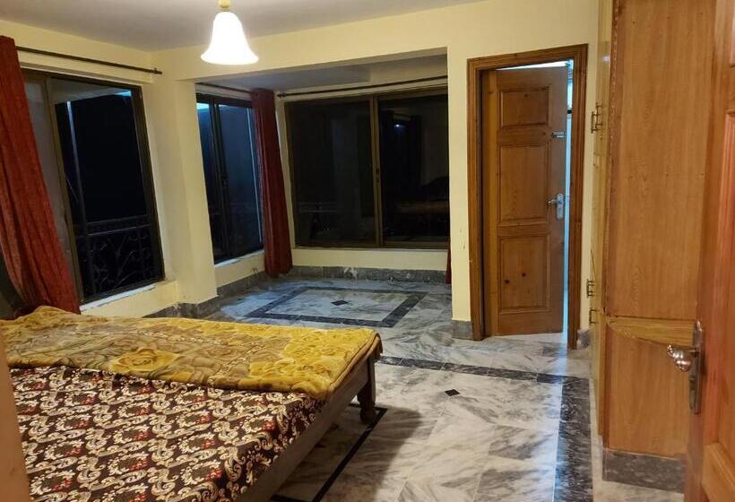 اتاق استاندارد با تخت بزرگ, Shahrukh Heights