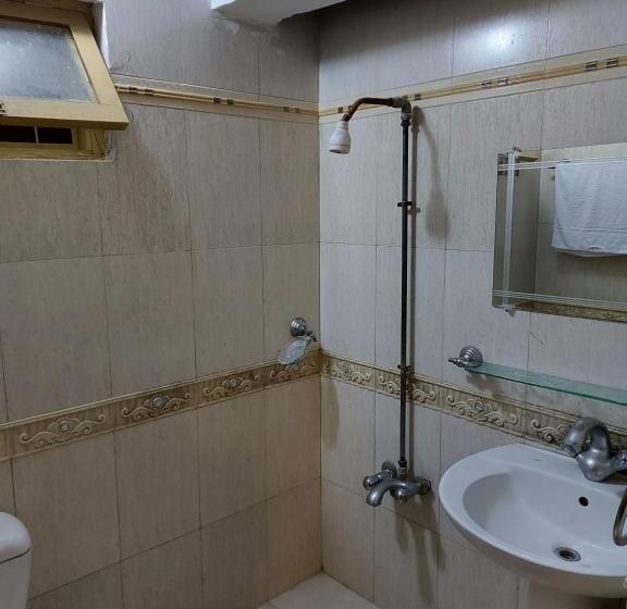 اتاق استاندارد با تخت بزرگ, Shahrukh Heights