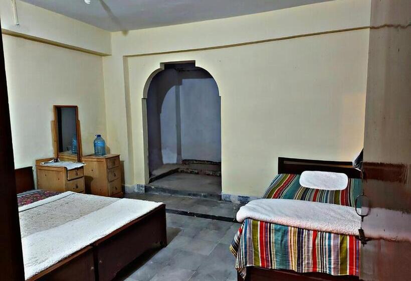 سوئیت با بالکن, Shahrukh Heights