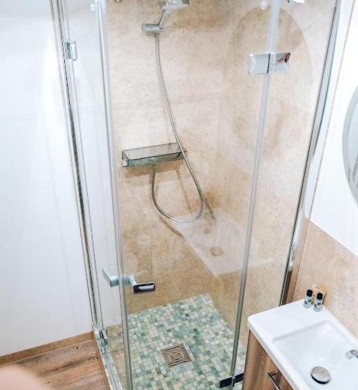 اتاق استاندارد یک نفره, Adelheid Hotel Garni