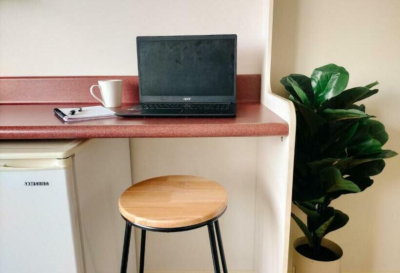 إستوديو كلاسيكى, Boutique Motel