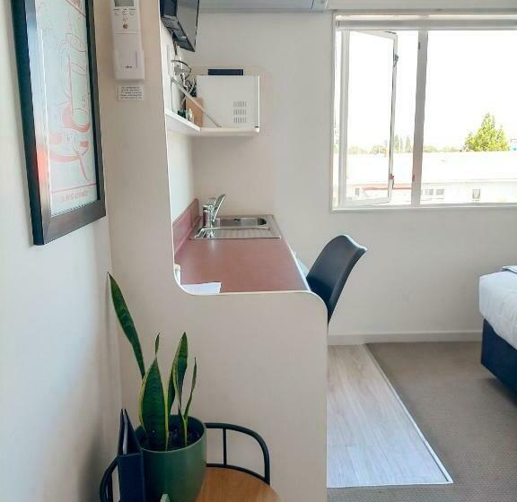 إستوديو كلاسيكى, Boutique Motel