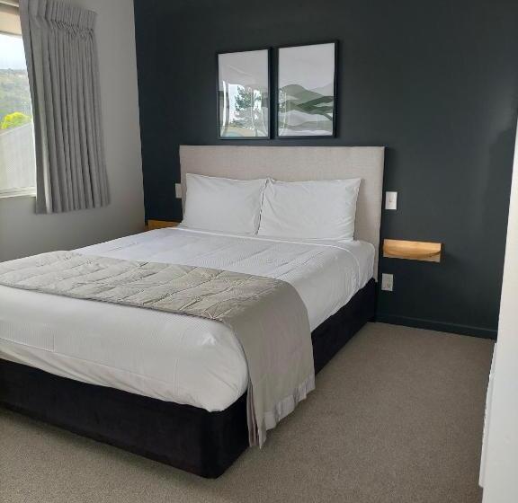 إستوديو كلاسيكى, Boutique Motel