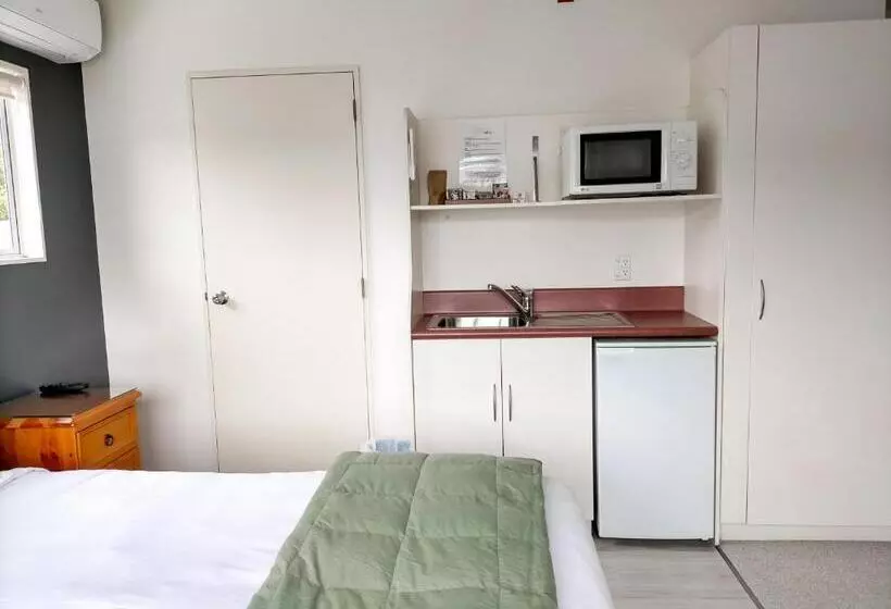 スタンダードスタジオ, Boutique Motel