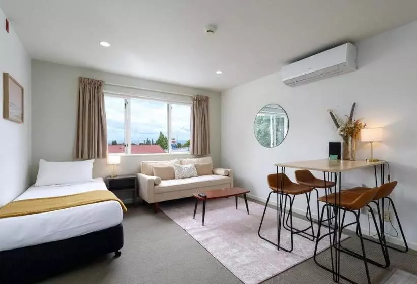デラックススタジオ, Boutique Motel