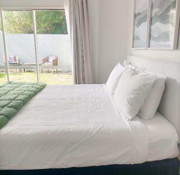 إستوديو قياسى, Boutique Motel