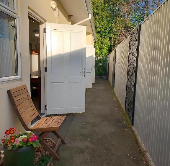 إستوديو قياسى, Boutique Motel