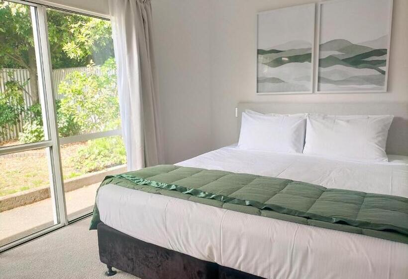 إستوديو قياسى, Boutique Motel