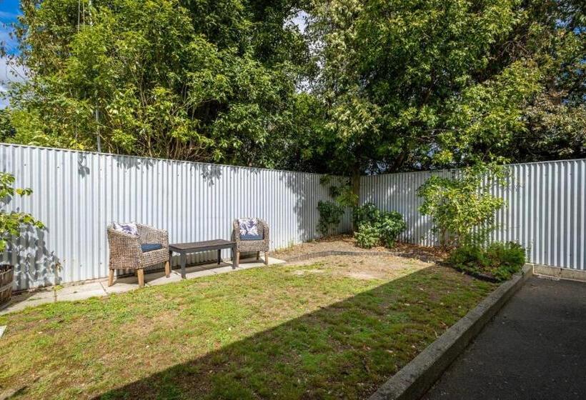 إستوديو قياسى, Boutique Motel