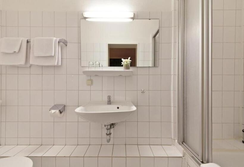 标准三人间, Commerz Hamburg