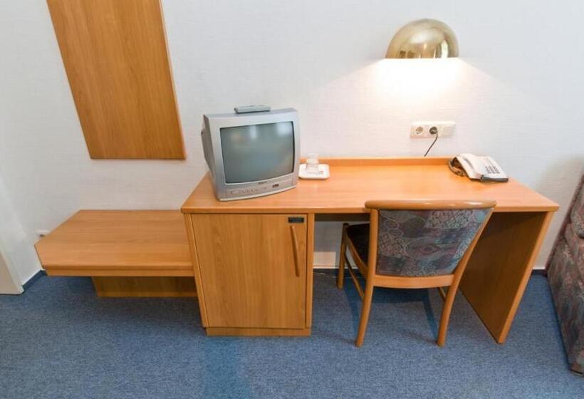 标准三人间, Commerz Hamburg