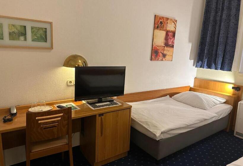 标准三人间, Commerz Hamburg