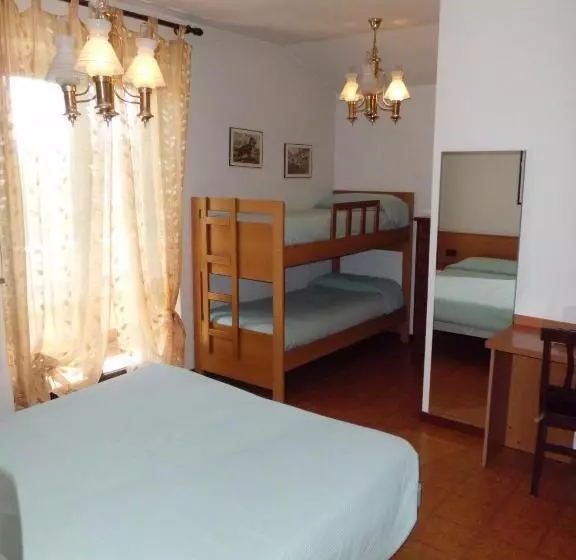 Basic Kolmen Hengen Huone, Albergo Canella