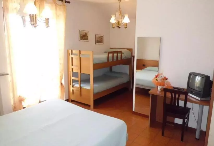 Basic Kolmen Hengen Huone, Albergo Canella