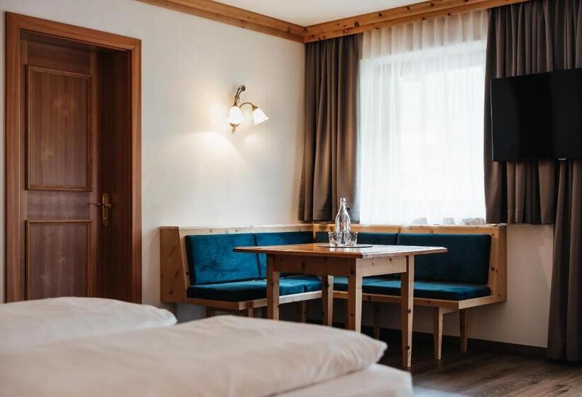 جناح جونيور, Kristallhotel Corona Krone