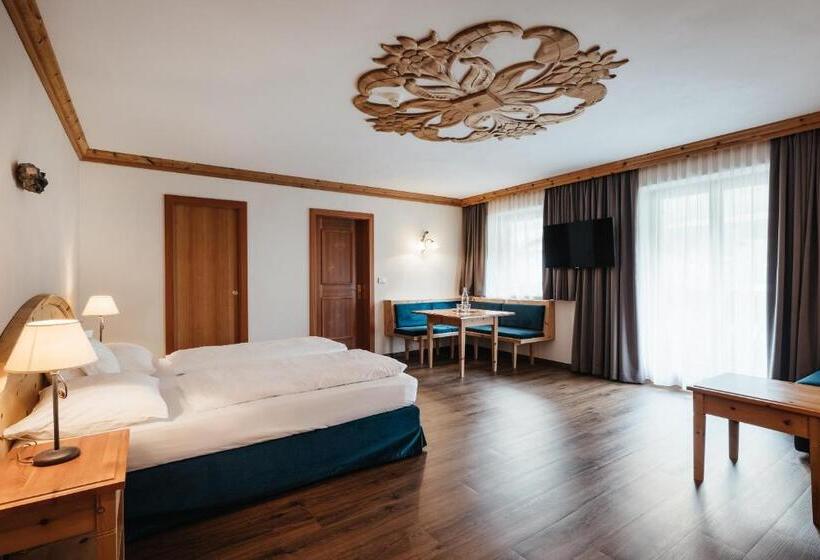سوییت جونیور, Kristallhotel Corona Krone