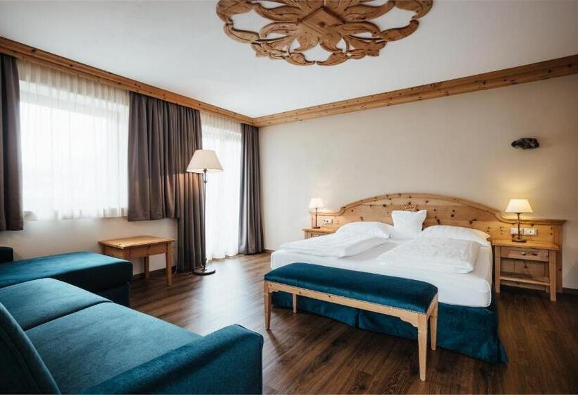 جناح جونيور, Kristallhotel Corona Krone