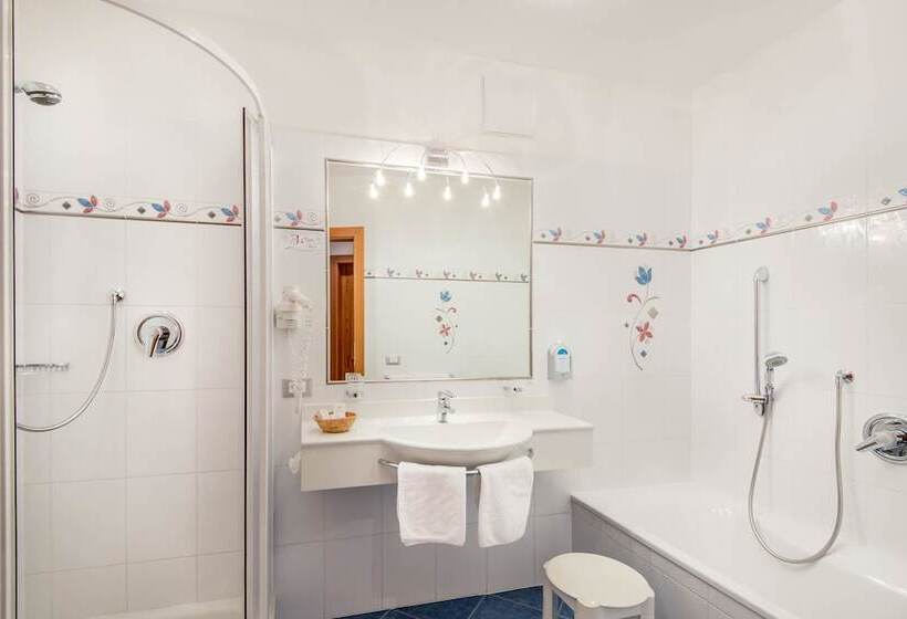 חדר סופריור עם מרפסת, Kristallhotel Corona Krone