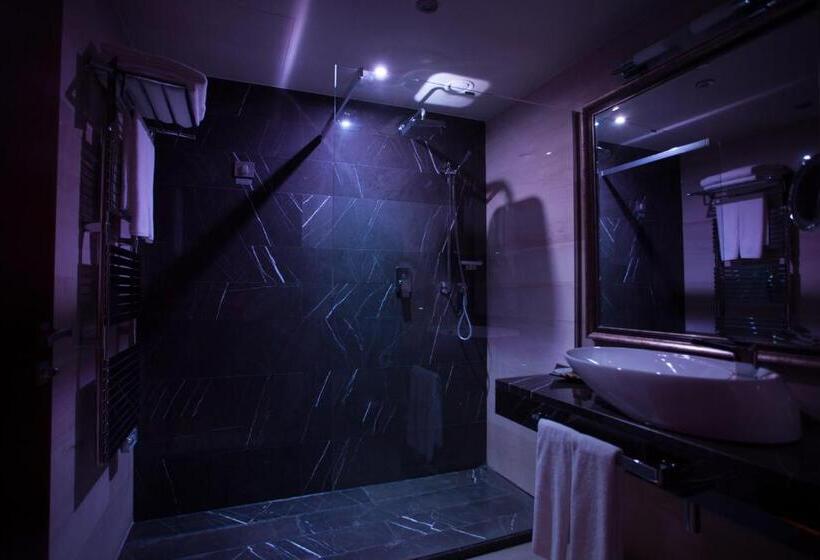 Номер Стандарт, Metropolis