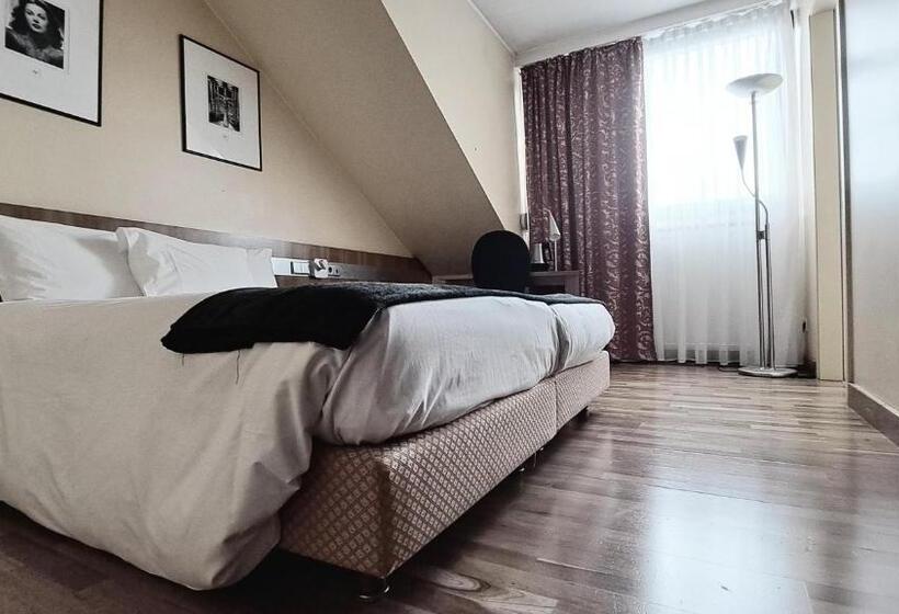 اتاق راحتی, De La Poste