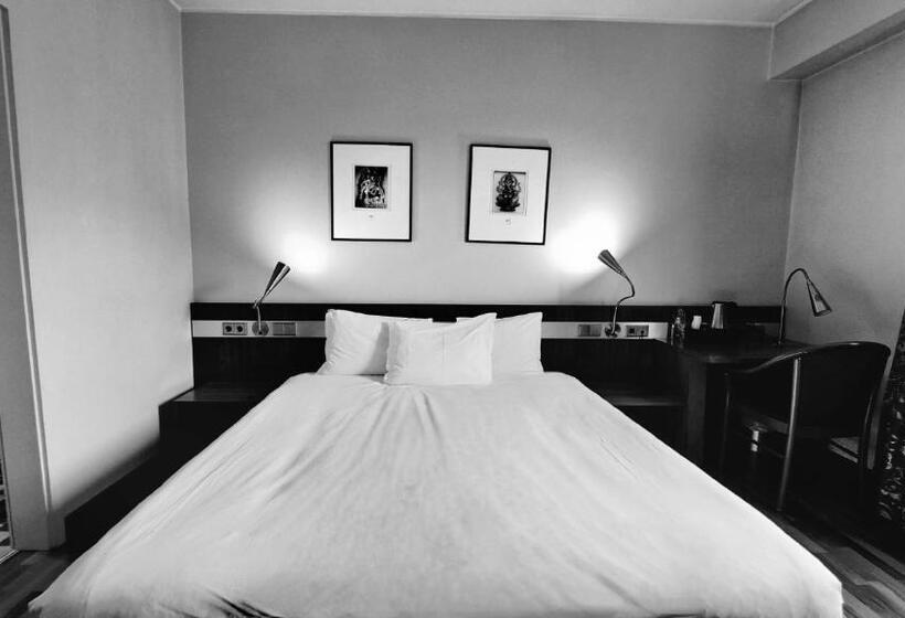 اتاق استاندارد, De La Poste