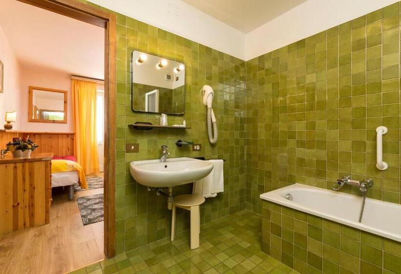 חדר סטנדרט לשלושה, Pontechiesa