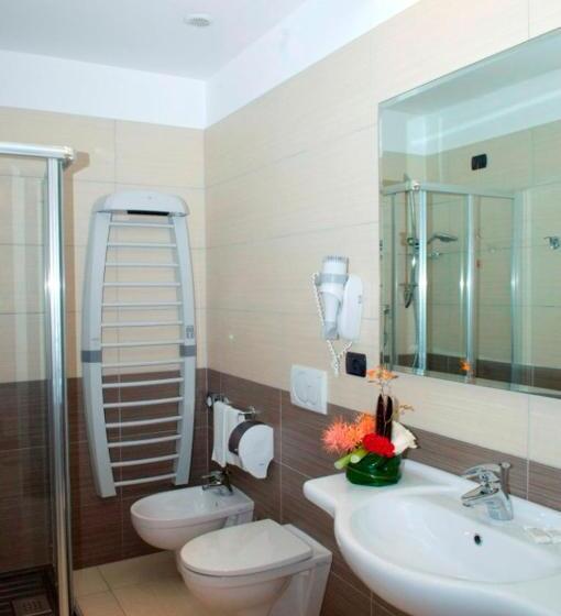 חדר קומפורט לשלושה, Risberg