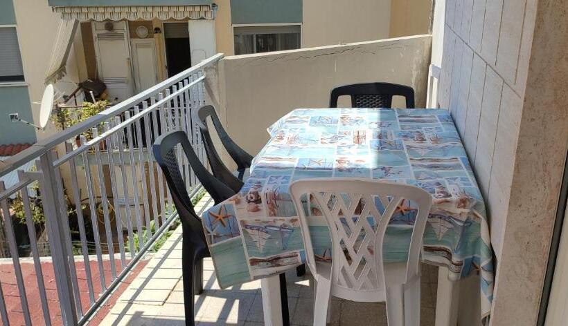 舒适三人间, Rock Garden