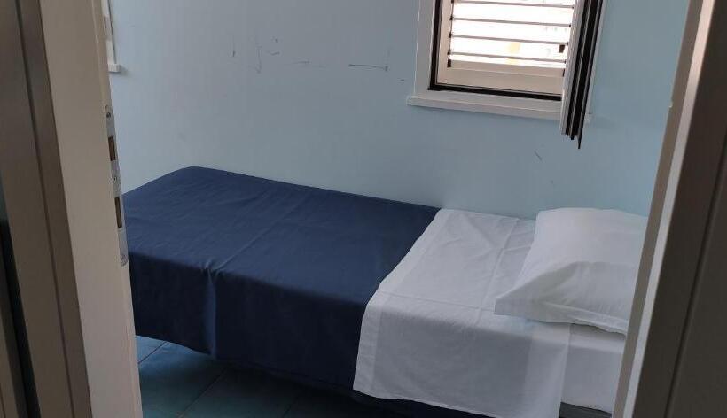 舒适三人间, Rock Garden